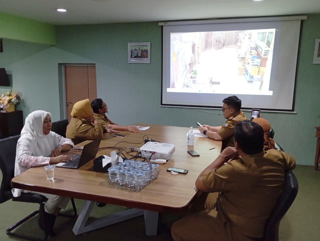 Manajemen RSUD SSMA memberikan penjelasan kepada Inspektorat Kota Pontianak menindaklanjuti pengaduan dengan melihat rekaman CCTV dan kronologis peristwa 